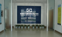 左侧是教室和楼梯,右侧是实训车间